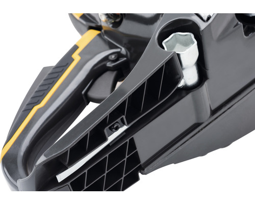 Detaljbild av en motorsåg med handtag och verktyg