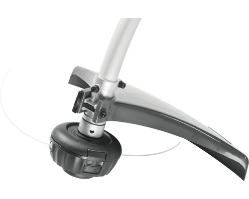 Närbild av en grästrimmer med skärtråd och skyddsanordning.