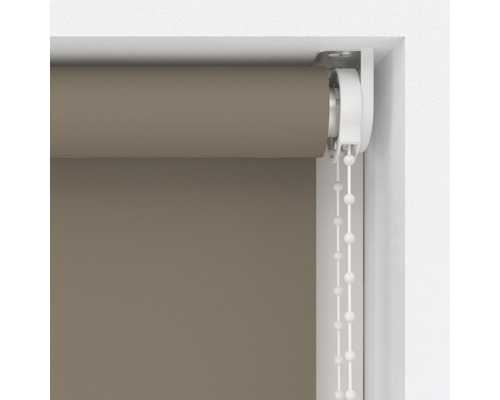 Brun rullgardin med kedjedrag i fönsterramen