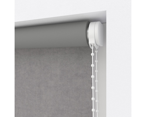 Grå rullgardin med kedjedrag för fönsterdekoration