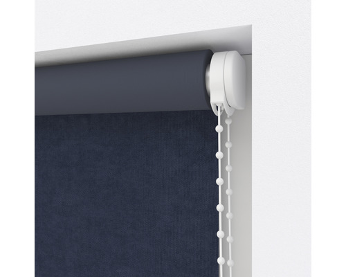 Mörkblå rullgardin med kedjedrag vid fönstret