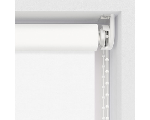 Rullgardin med kedjedrag vid fönstret