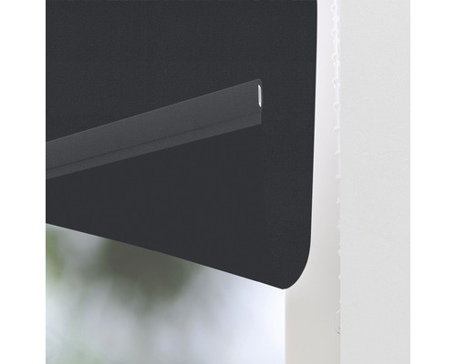 Detaljvy av en svart rullgardin på ett fönster