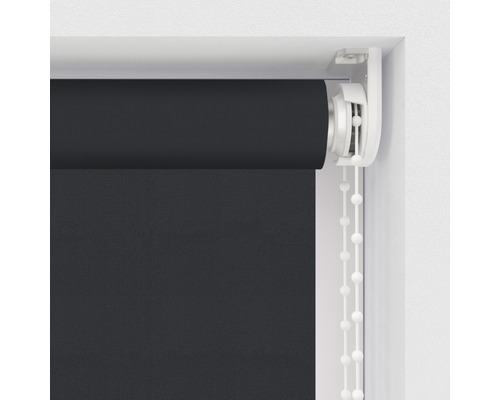 Svart rullgardin med kedjedrag vid fönstret