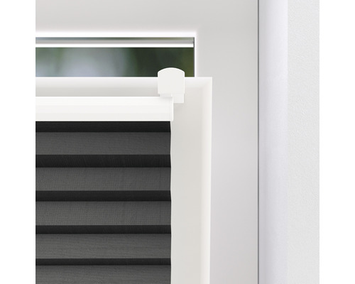 Detaljvy av en plisségardin på fönstret