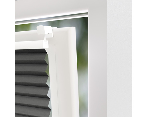 Grå plisségardin vid fönstret