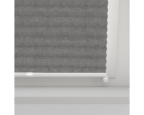 Grå plisségardin vid fönstret