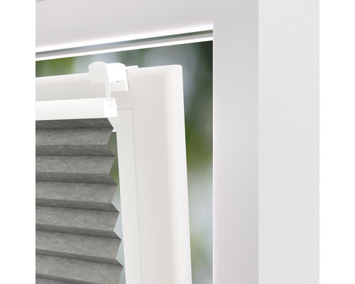 Grå plisségardin på fönster med klämfästen