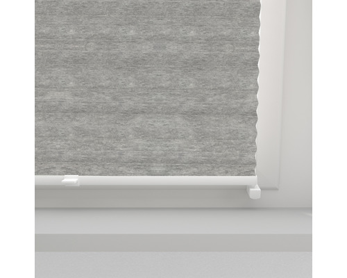 Grå plisségardin i fönstret