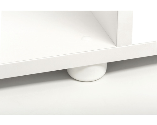 Detaljvy av en vit möbel med en rund fot