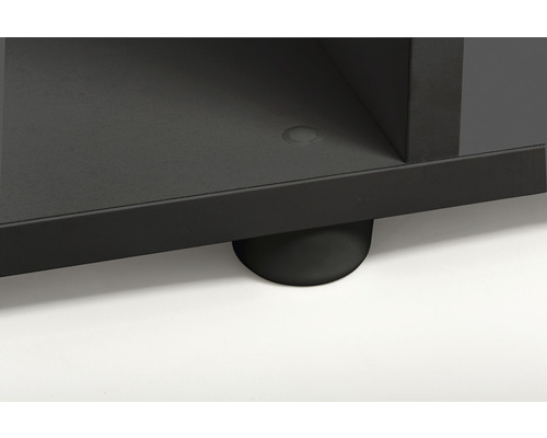 Detaljvy av en svart möbel med fot