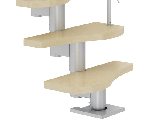 Utrymmesbesparande trappa med trästeg och metallräcke