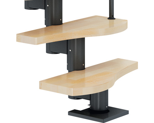 Detaljbild av en spiraltrappa med trätrappsteg och metallräcke