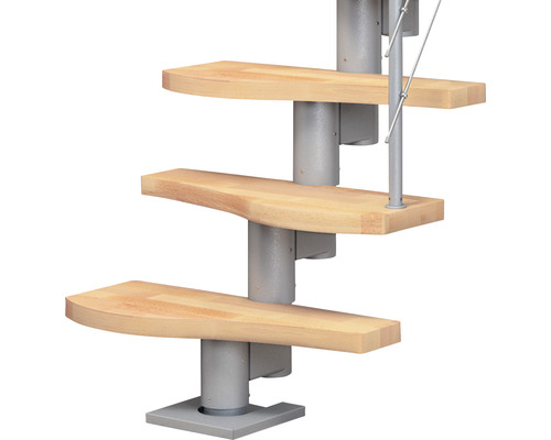 Närbild av en spiraltrappa med trätsteg och metallkonstruktion.