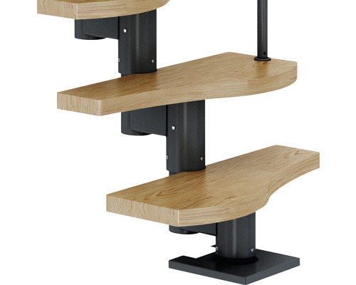 Detaljvy av en spiraltrappa med trätsteg och metallräcke