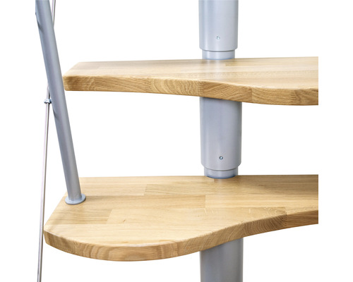 Detaljbild av en spiraltrappa med trätrappsteg och metallräcke