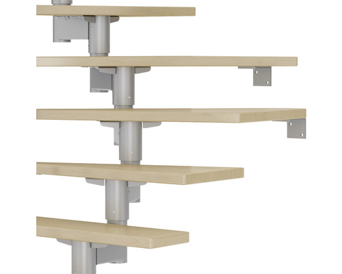 Trappa med trätrappsteg och metallräcke