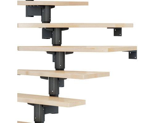 Detaljbild av en utrymmesbesparande trappa med trätrappsteg och metallkonstruktion