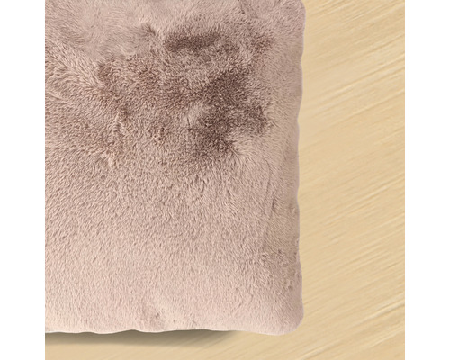 Dekorativ kudde i konstgjord päls