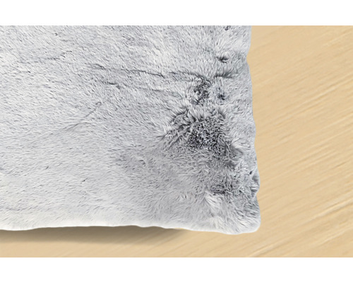 Grå kudde med pälsstruktur