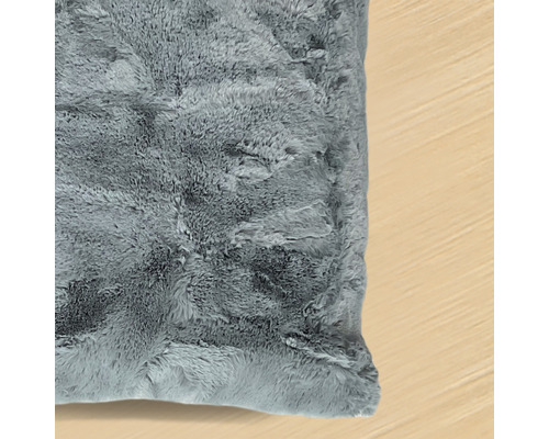 Grå prydnadskudde med pälsstruktur