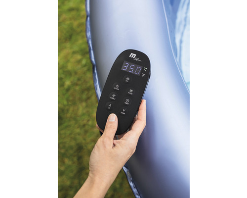 Närbild av en hand som använder en MSpa bubbelpoolfjärrkontroll.