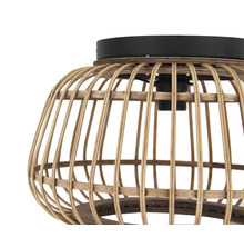 Detaljvy av en taklampa med lampskärm av bambupinnar