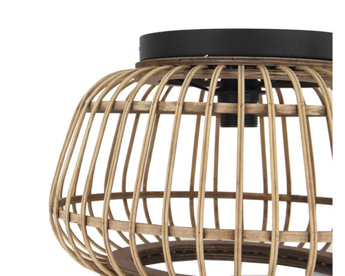 Detaljvy av en taklampa med lampskärm av bambupinnar