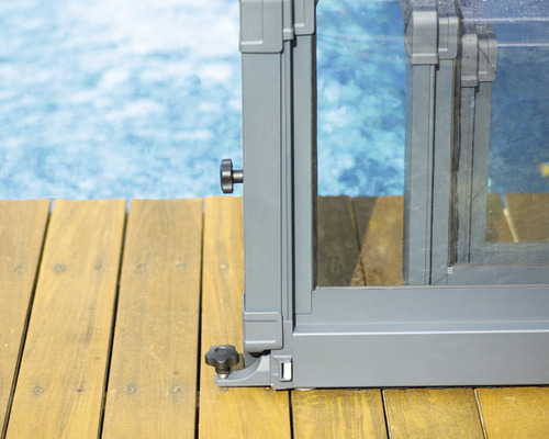 Detaljvy av pooltak med träterrass