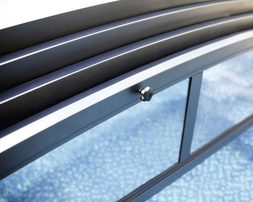 Detaljvy av pooltak med skruv