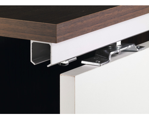 Detaljvy av skjutdörrbeslag med skena och fästelement