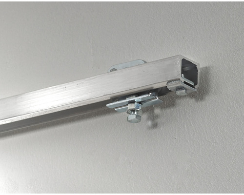 Aluminiumprofil med fäste på en vägg