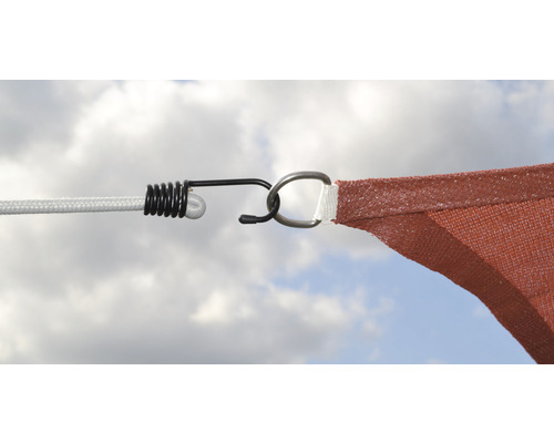 Närbild av ett solsegel med draglina, spännkrok och fästring.