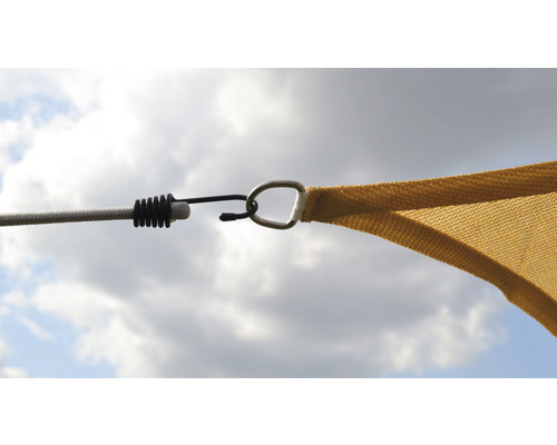 Detaljbild av ett solsegel med rep, spännlås och karbinhake.