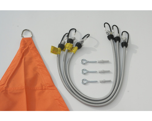 Orange solsegel med fästlinor, krokar och skruvar