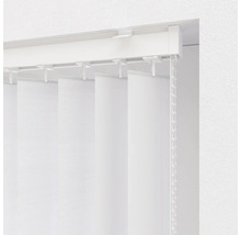 Vita vertikala persienner med dragsko på ett fönster.