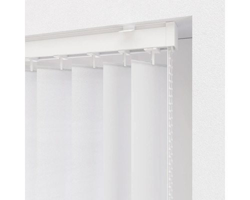 Vita vertikala persienner med dragsko på ett fönster.