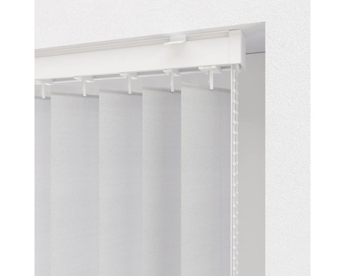 Vita lamellgardiner med manöverkedja vid fönstret