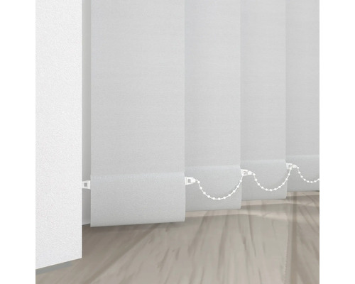 Vita lamellgardiner i rummet