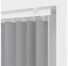 Grå lamellgardiner med kedjedrag för fönsterdekoration.