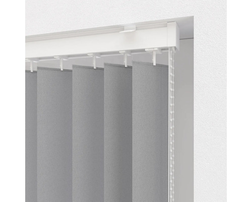 Grå lamellgardiner med kedjedrag för fönsterdekoration.