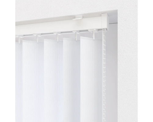 Vertikal persienn med manöverkedja för ljusreglering