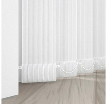 Vita vertikala persienner framför ett fönster