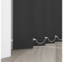 Svarta vertikala persienner i rummet.