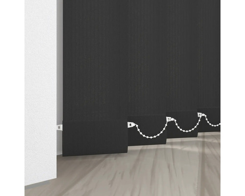 Svarta vertikala persienner i rummet.