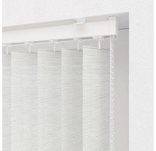 Vertikal persienn vid fönstret med manöverkedja