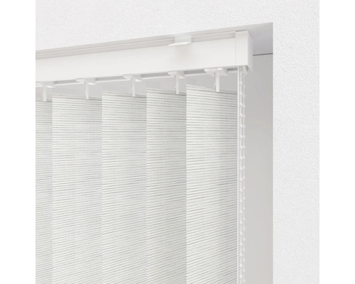 Vertikal persienn vid fönstret med manöverkedja