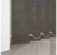 Vertikala persienner framför ett fönster