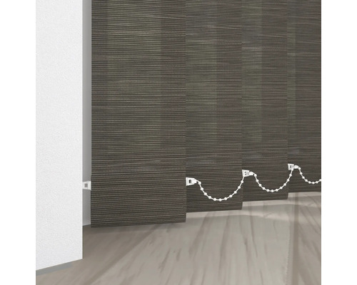 Vertikala persienner framför ett fönster