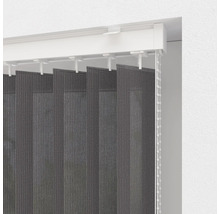 Grå vertikal persienn med manöverkedja på ett fönster